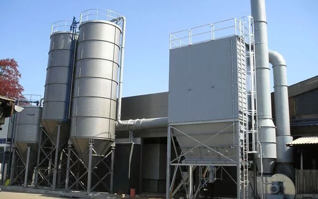 Triple cell JET-SET bag filter with pneumatic waste discharge and a sand silo