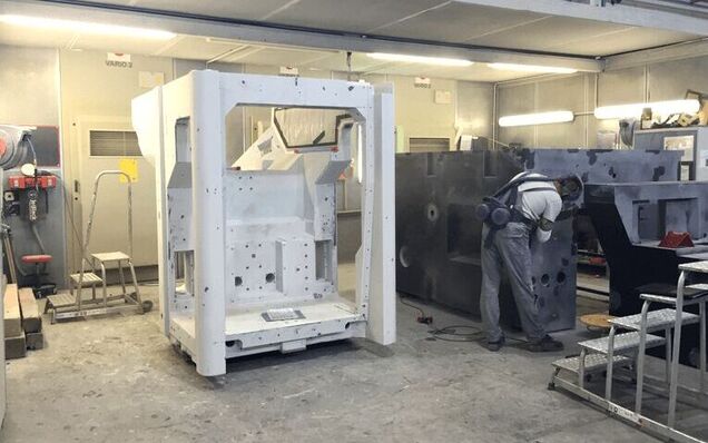 The design of an optimal extraction system is achieved individually for grinding processes. Shown here is a work booth with a directly installed dust extraction system.