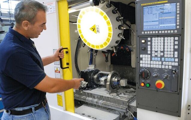 The greater the success in collecting dust directly at the machine tool, the higher the overall separation efficiency. Here you can see a high-speed cutting machine prior to optimizing the capture.