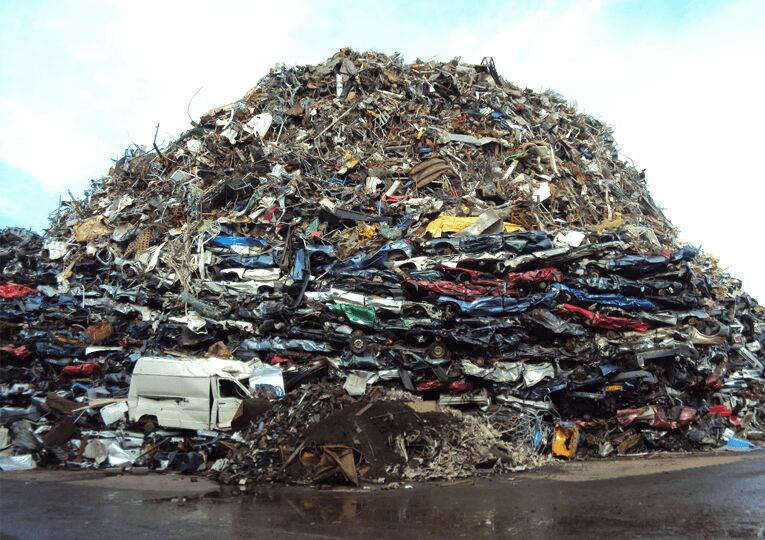 The shredding of scrap metal releases emissions that must be reliably extracted and separated.